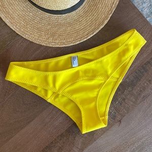 LISA MARIE FERNANDEZ bikini bottom